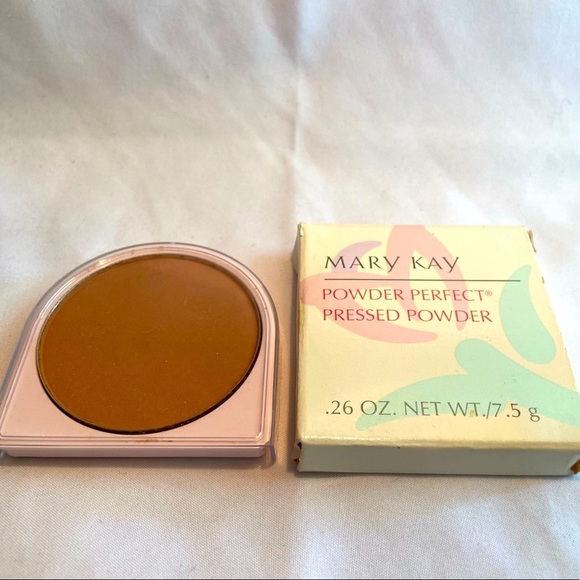 Mary Kay Powder Perfect Pressed Powder - Picture 2 of 4